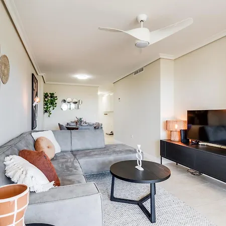 Luxury With Spacious Private Garden & Seaview