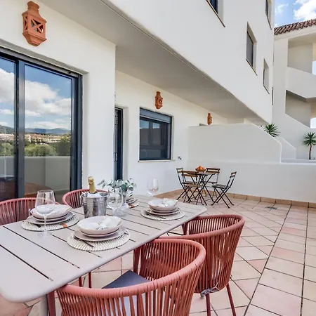 Luxury With Spacious Private Garden & Seaview *