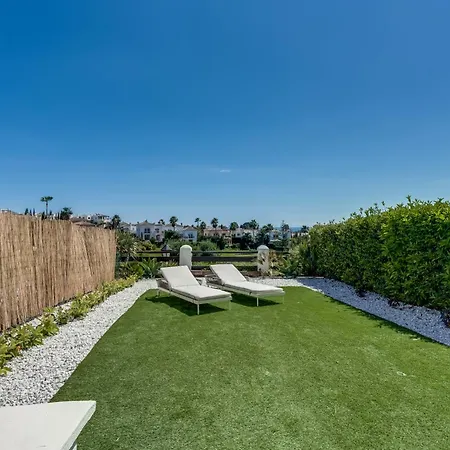 Luxury With Spacious Private Garden & Seaview Apartment *