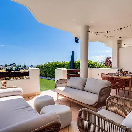 Luxury With Spacious Private Garden & Seaview